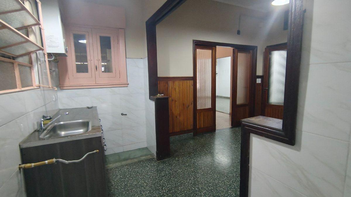 VENTA CASA 4 AMBIENTES BERNAL LOCAL GARAGE