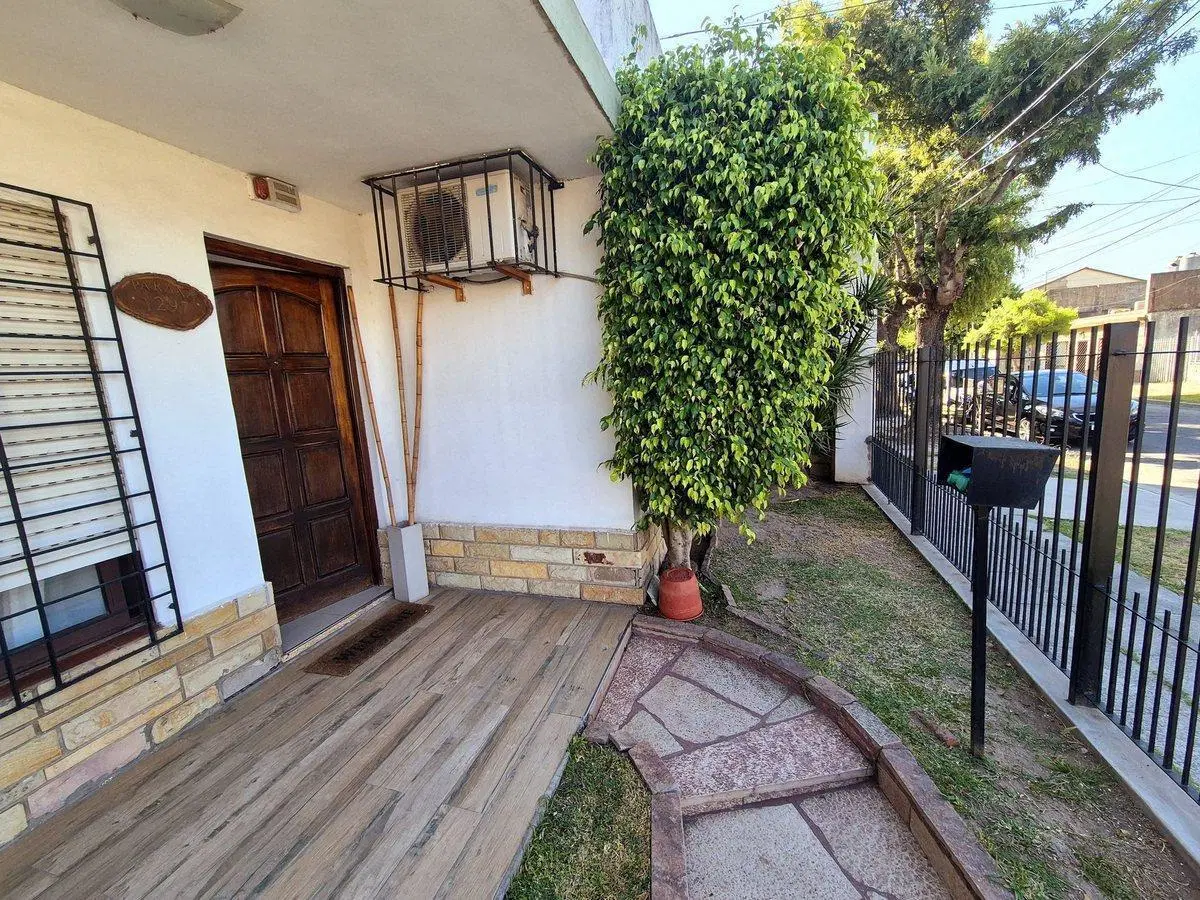 CASA 4 AMBIENTES VENTA MORON MULTIFAMILIAR COCHERA 5