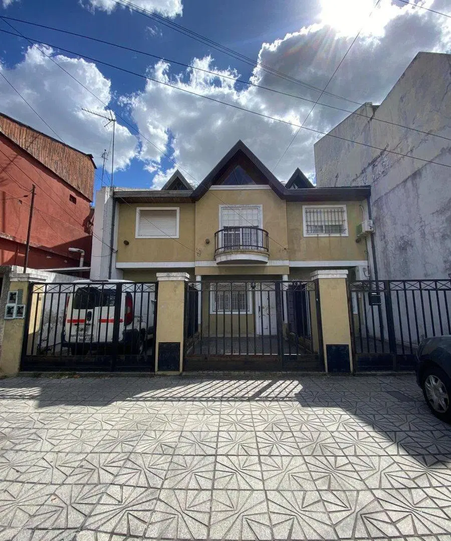 TRIPLEX EN VENTA CASEROS 4 AMBIENTES CON PATIO 4