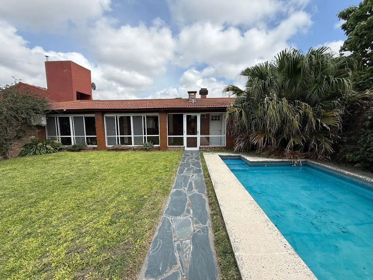 VENTA CASA 4 AMBIENTES CON PILETA CIUDAD EVITA 2