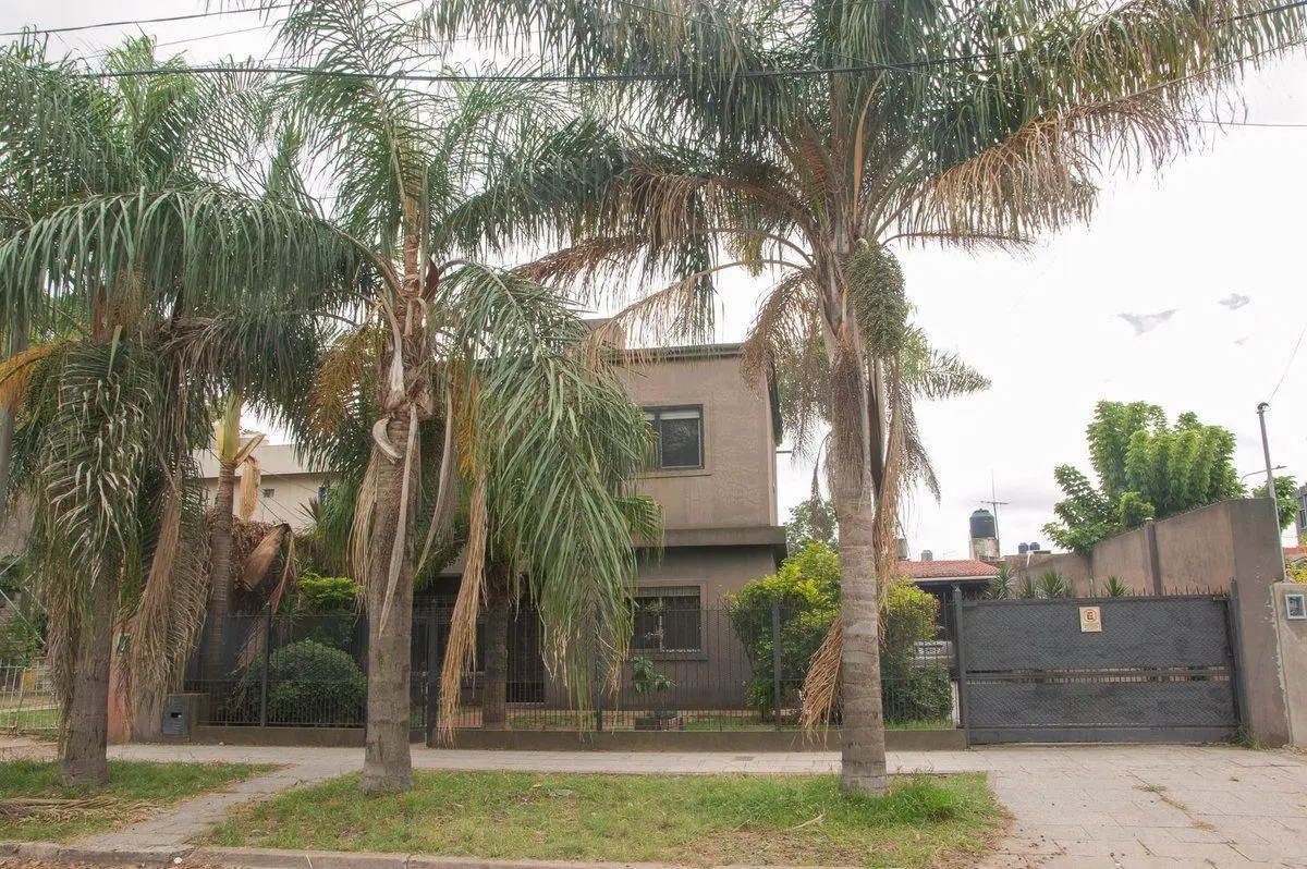 CASA DOS PLANTAS 4 AMB CASTELAR COCHERA 8