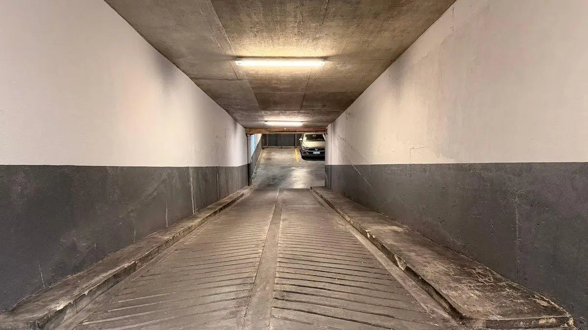 VENTA COCHERA FIJA Y CUBIERTA LA LUCILA VTE LOPEZ 4