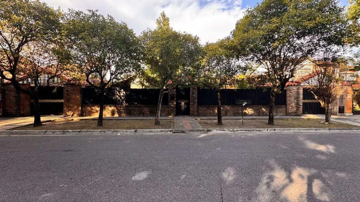 VENTA PERMUTA CASA 5 AMBIENTES JARDIN PILETA 1.395 8