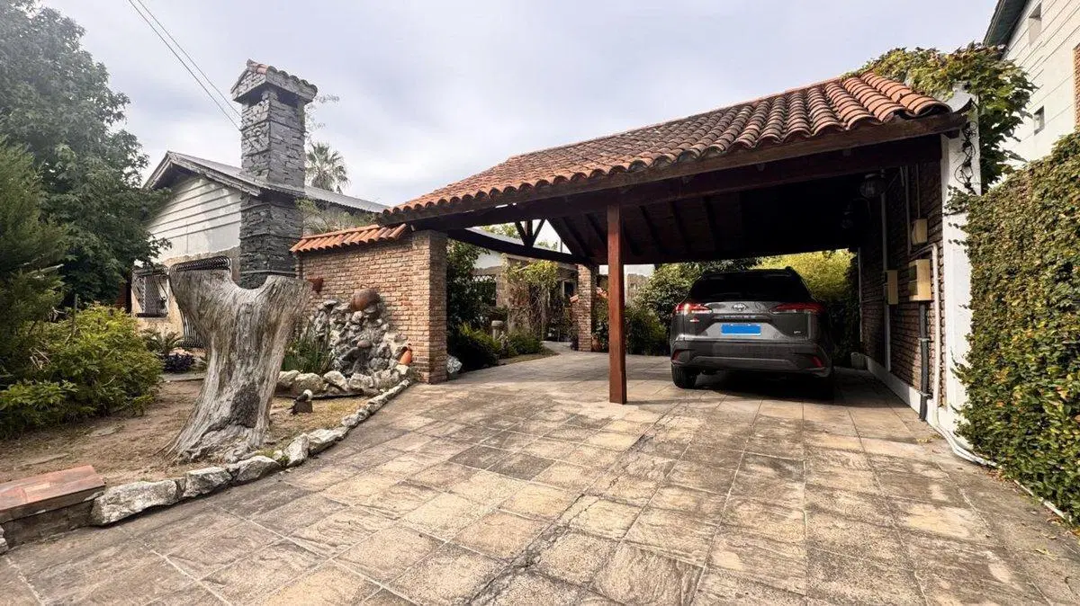 VENTA PERMUTA CASA 5 AMBIENTES JARDIN PILETA 1.395 4