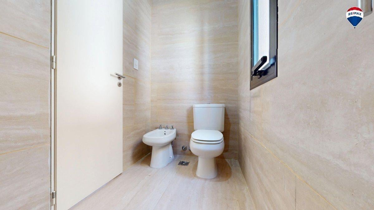 CASA TRES AMBIENTES EN BARRIO LAGUNA AZUL 118M2
