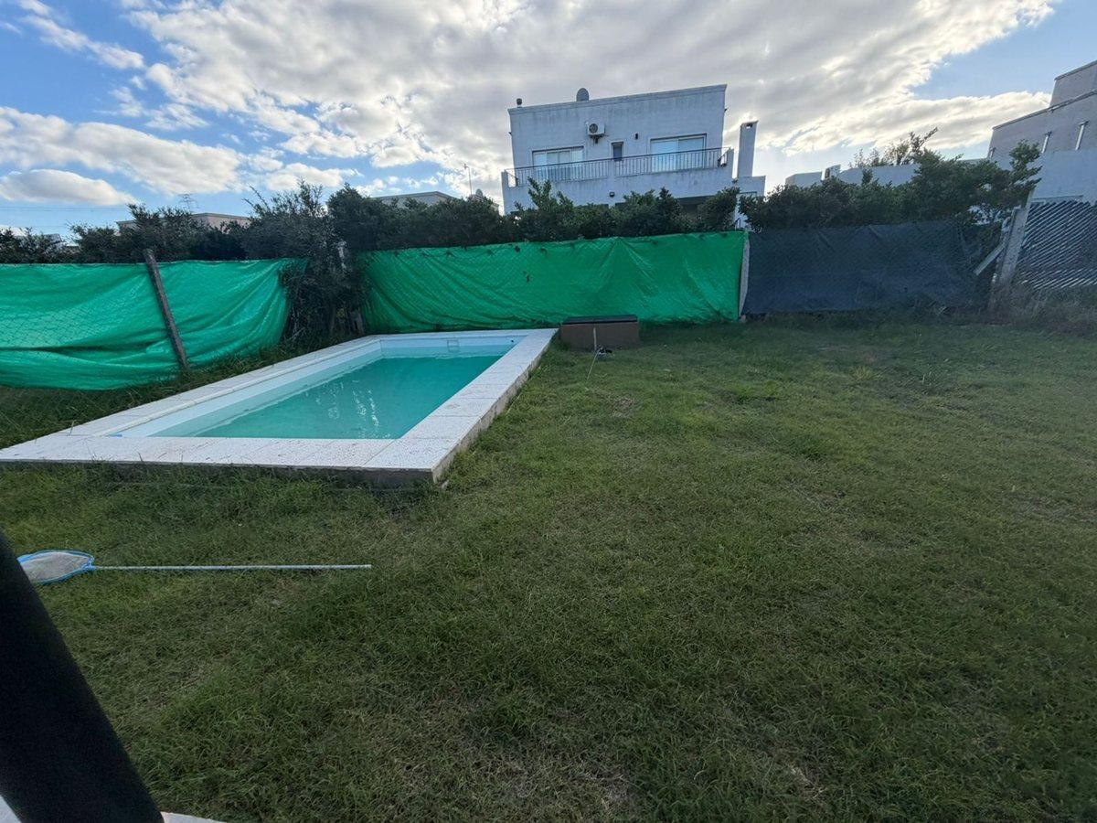 CASA TRES AMBIENTES EN BARRIO LAGUNA AZUL 118M2