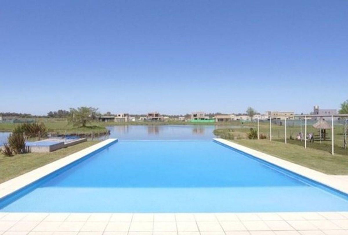 CASA TRES AMBIENTES EN BARRIO LAGUNA AZUL 118M2