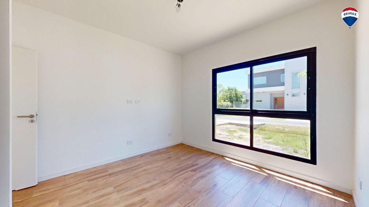 CASA TRES AMBIENTES EN BARRIO LAGUNA AZUL 118M2