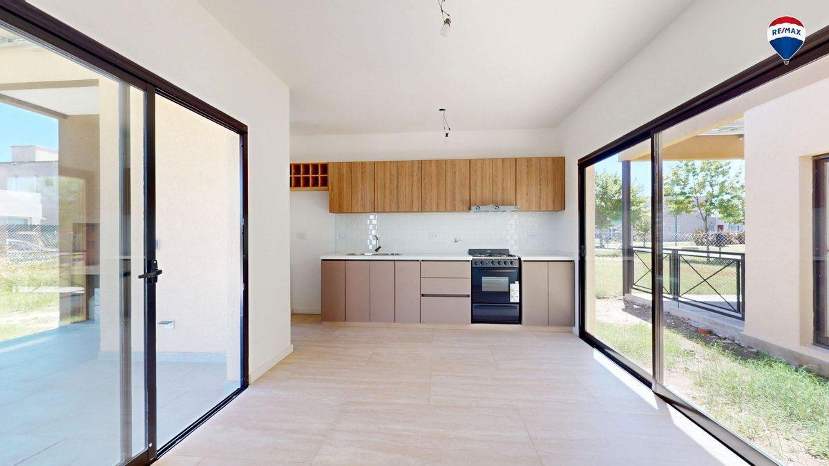 CASA TRES AMBIENTES EN BARRIO LAGUNA AZUL 118M2