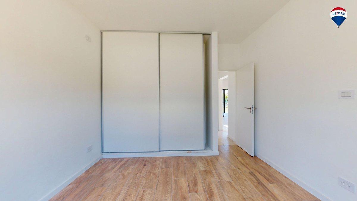 CASA TRES AMBIENTES EN BARRIO LAGUNA AZUL 118M2