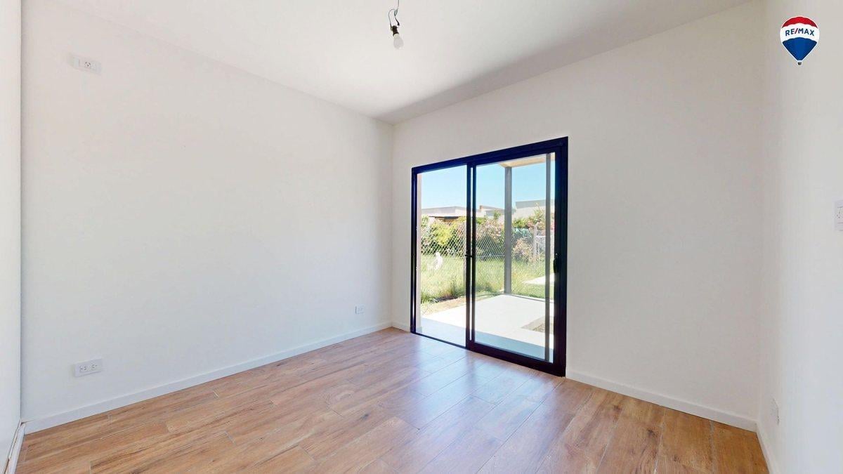 CASA TRES AMBIENTES EN BARRIO LAGUNA AZUL 118M2