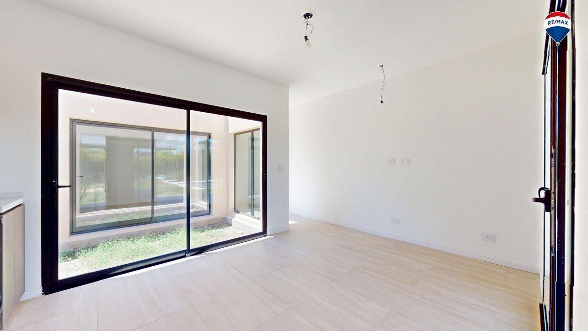 CASA TRES AMBIENTES EN BARRIO LAGUNA AZUL 118M2