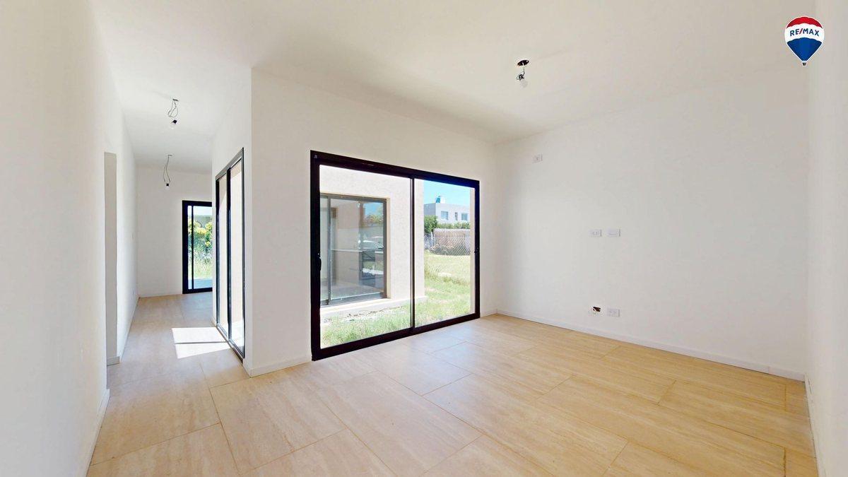 CASA TRES AMBIENTES EN BARRIO LAGUNA AZUL 118M2