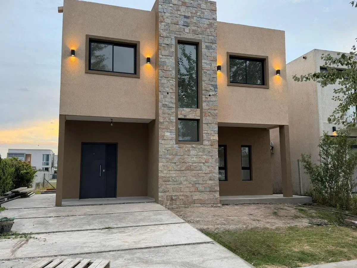 VENTA CASA 4 AMBIENTES BARRIO LAGUNA AZUL 130M2 2