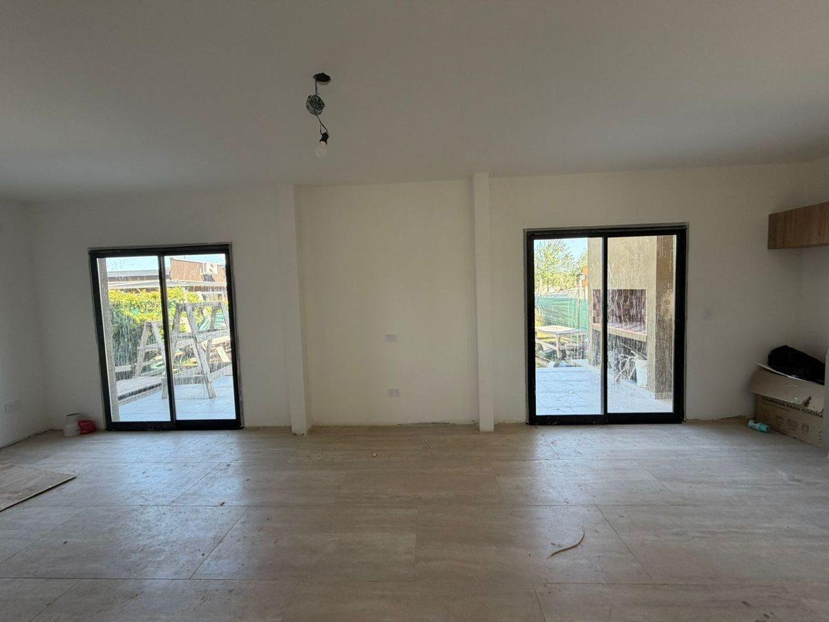 CASA 4 AMBIENTES EN BARRIO LA ALAMEDA 150 M2