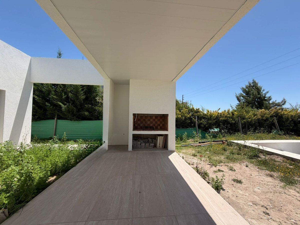 CASA 4 AMBIENTES EN BARRIO LA ALAMEDA 150 M2