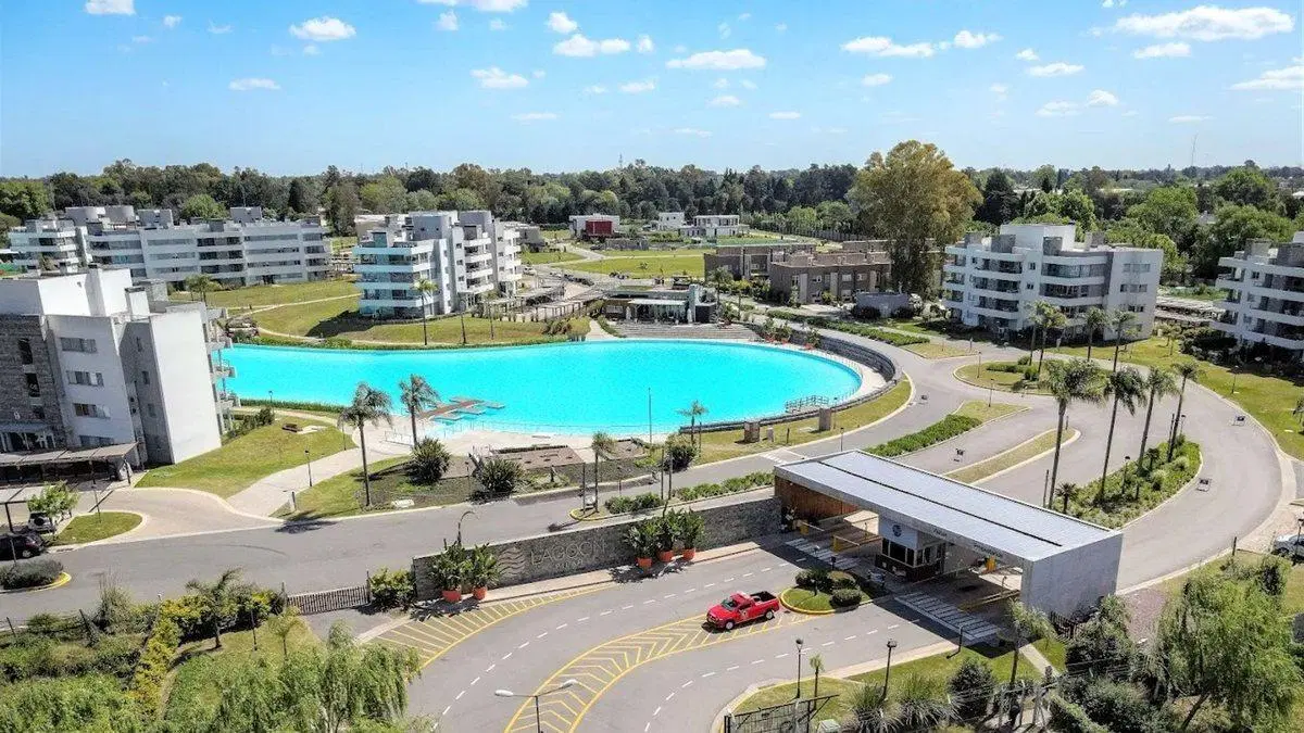 MONOAMBIENTE LAGOON PILAR CON PARRILLA Y COCHERA 4