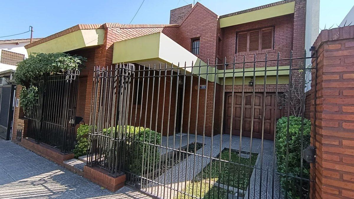 VENTA CASA 4 AMBIENTES MERLO PARQUE COCHERA
