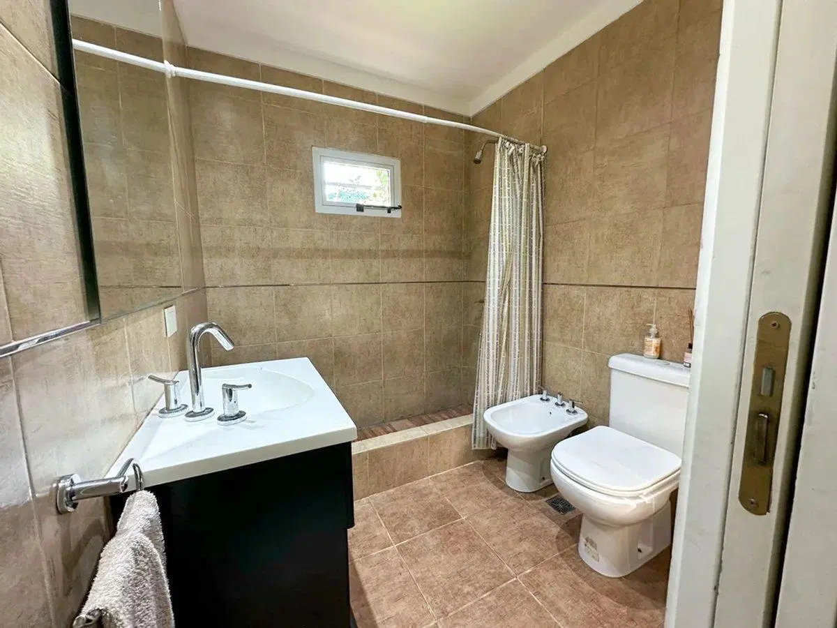 CASA VENTA VILLA LUZURIAGA CON PARQUE Y PILETA 4