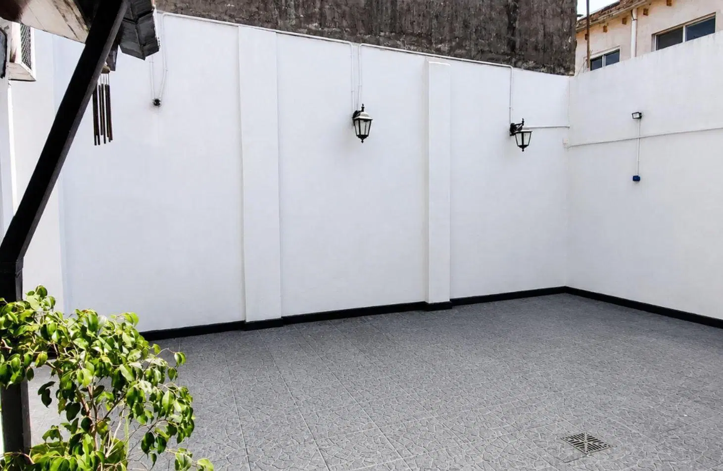 4 AMBIENTES CON DOS AMPLIOS PATIOS Y COCHERA 5