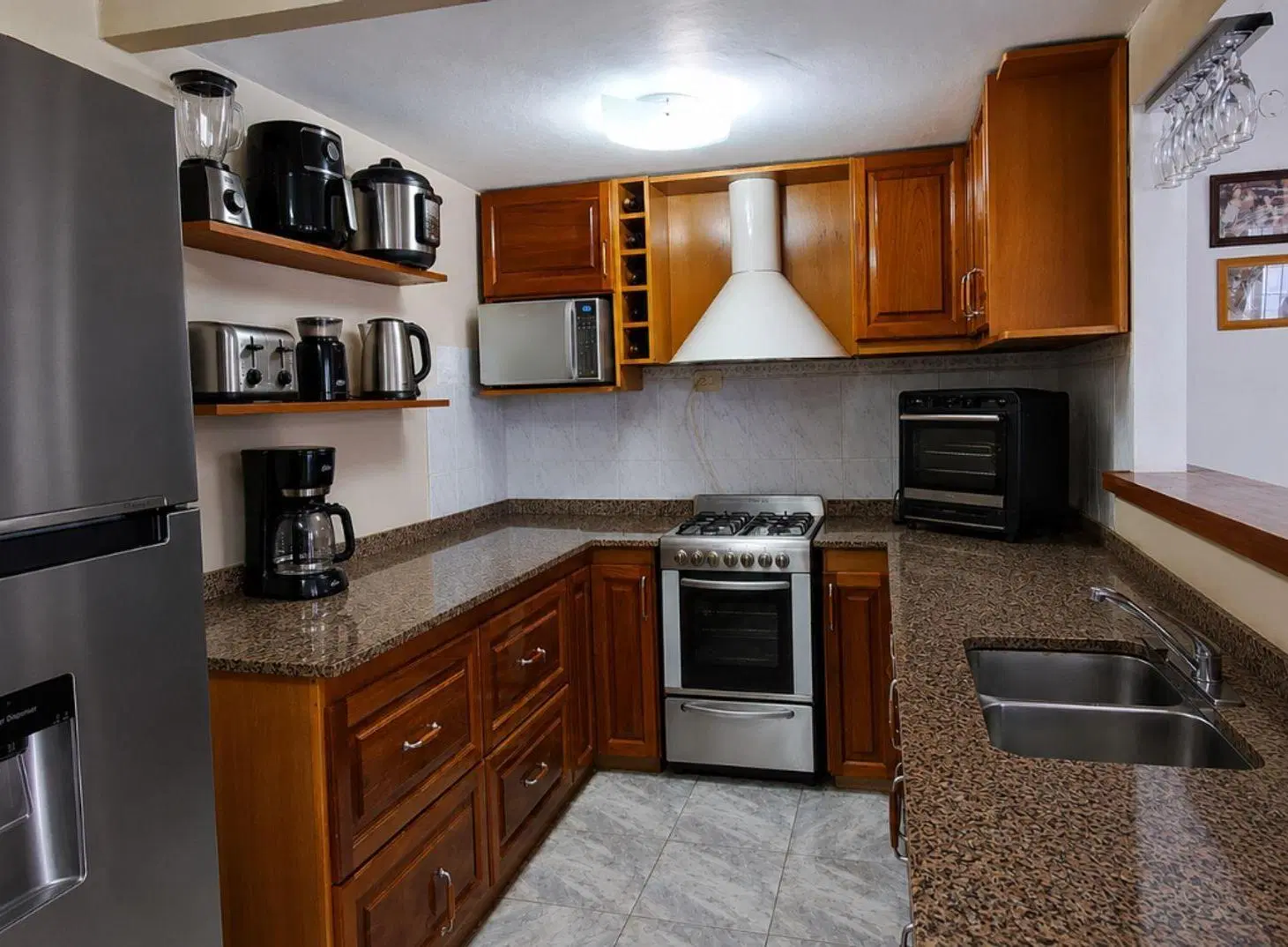 4 AMBIENTES CON DOS AMPLIOS PATIOS Y COCHERA 5