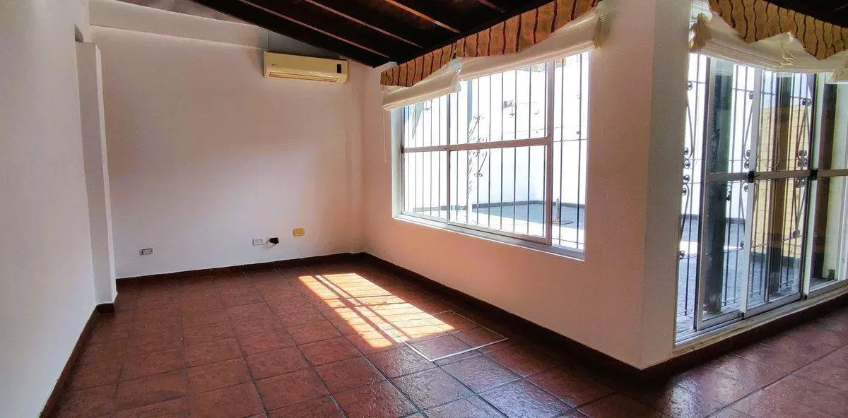 4 AMBIENTES CON DOS AMPLIOS PATIOS Y COCHERA 3