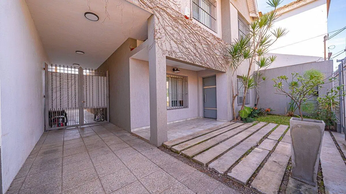 CASA 5 AMBIENTES VENTA HAEDO CON PARQUE Y PILETA 3