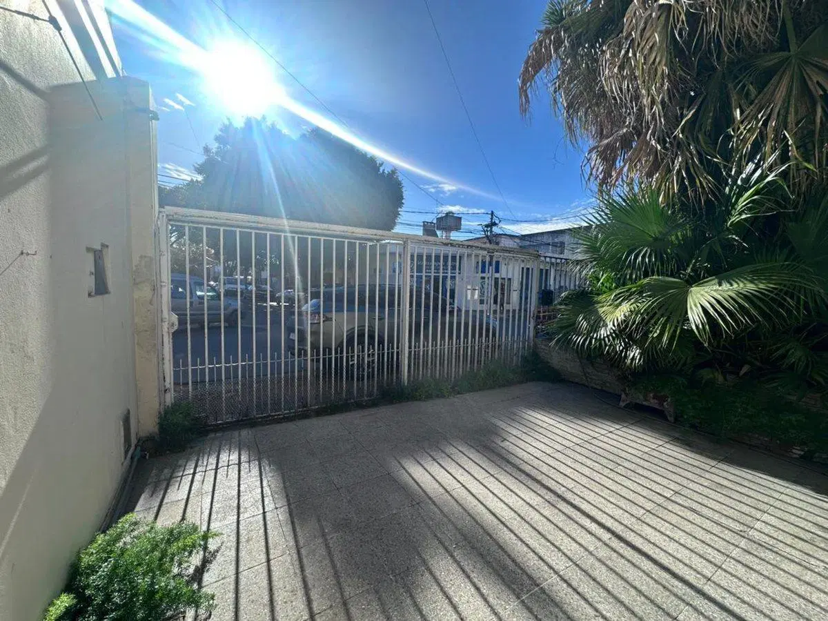 VENTA CASA 5 AMBIENTES MULTIFAMILIAR CON COCHERA 2