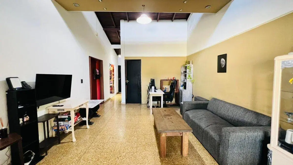 VENTA CASA 4 AMBIENTES MORON JARDIN PILETA 2