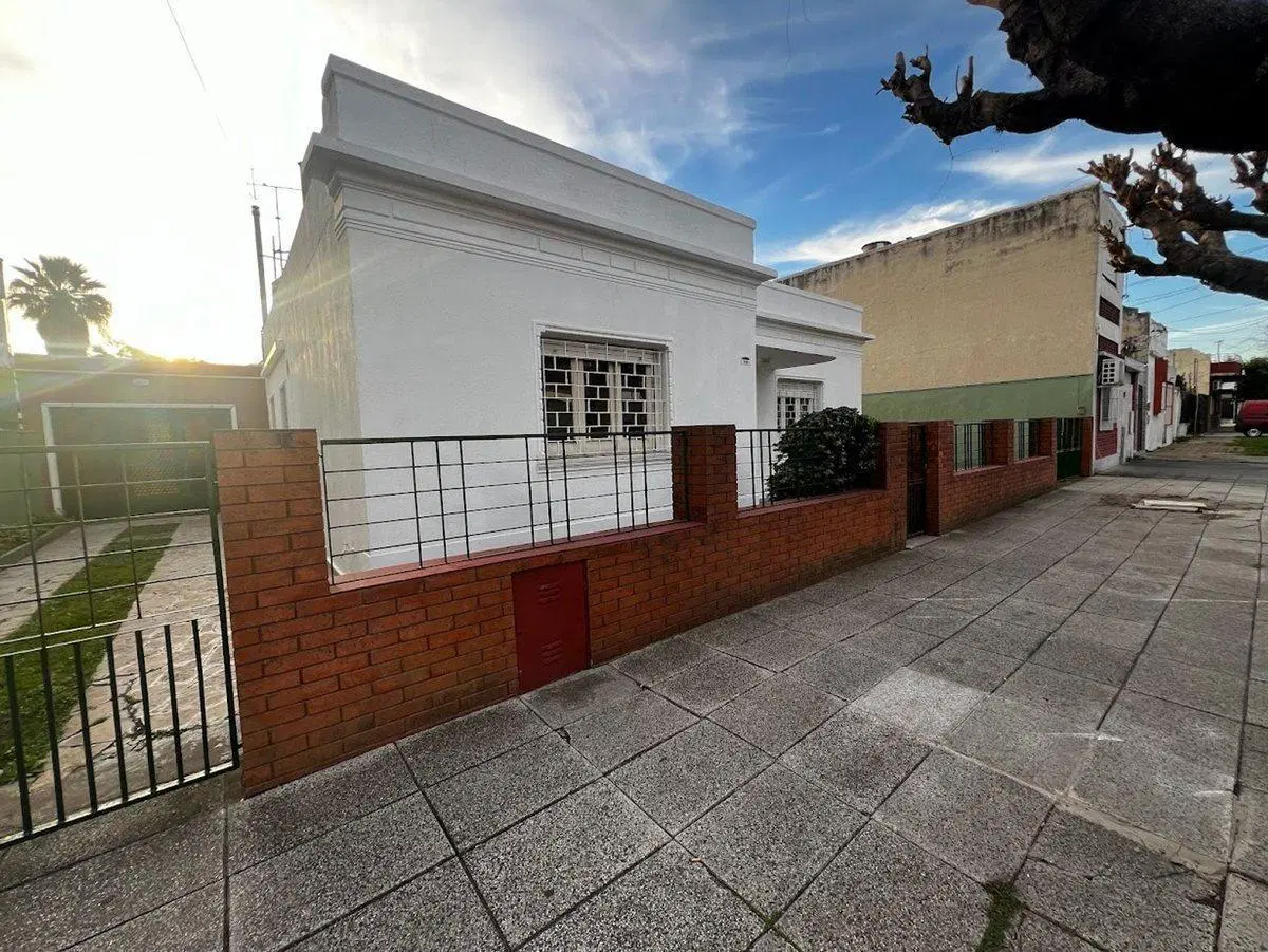 VENTA CASA DE 5 AMBIENTES DOBLE LOTE VILLA MADERO 3
