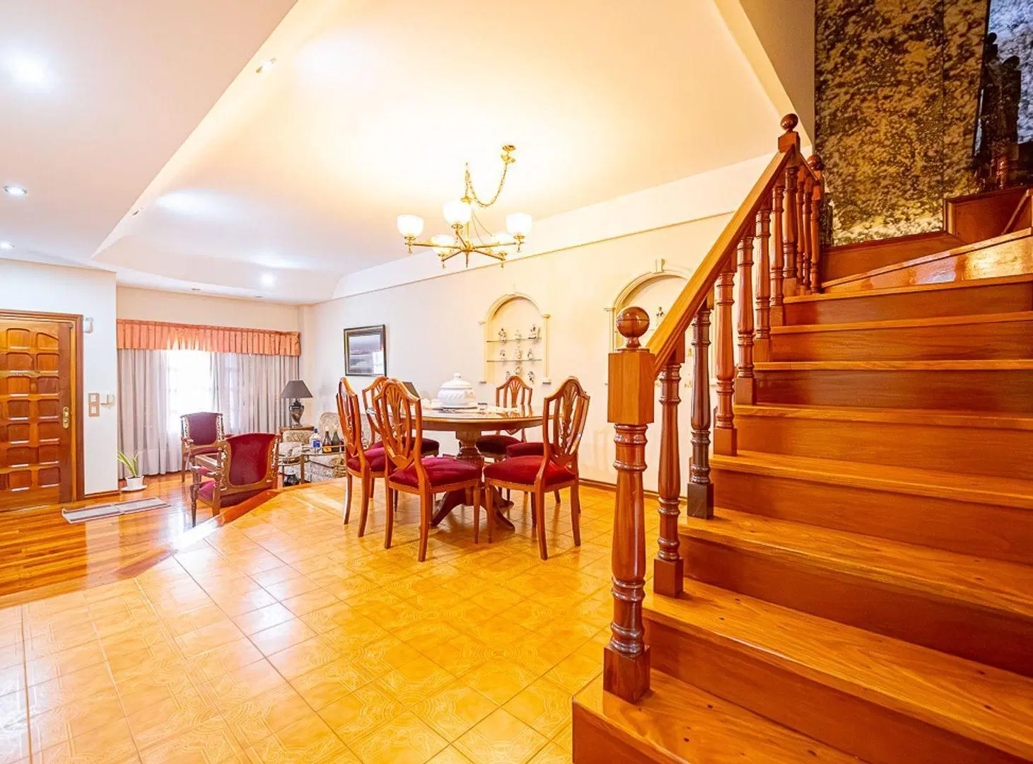 VENTA DOS CASAS EN PLENO CENTRO DE VALENTIN ALSINA 2