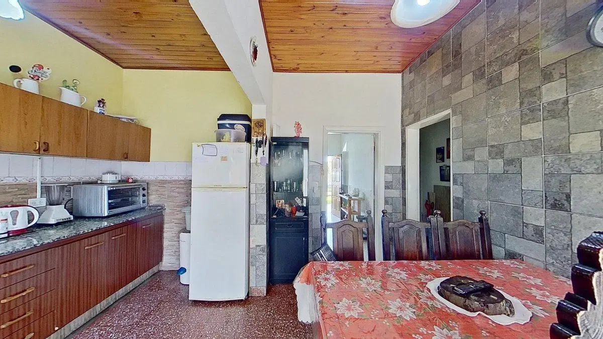 VENTA CASA 3 AMBIENTES MAS DEPTO MORON 4
