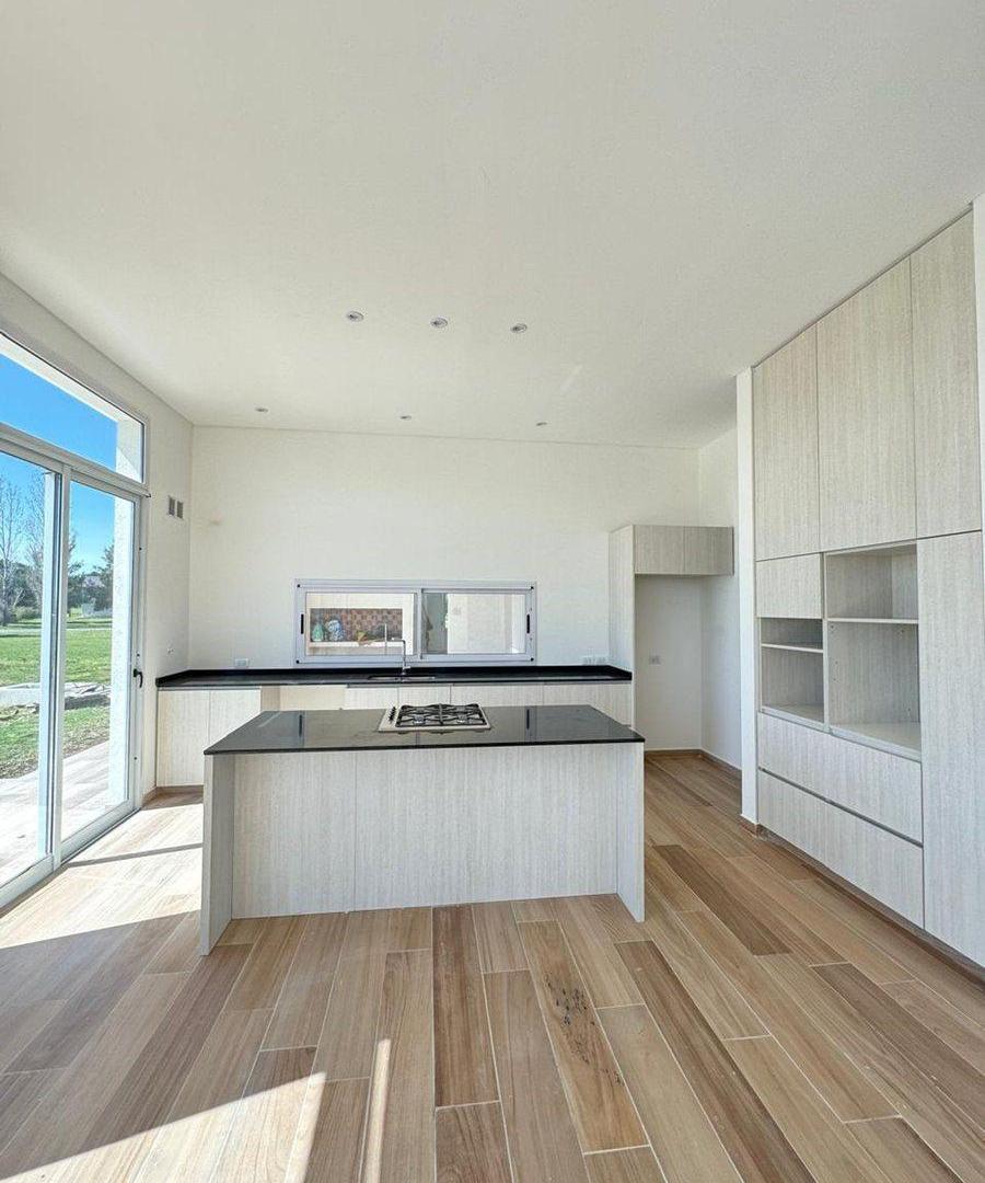Foto de VENTA CASA 5 AMBIENTES COMARCA DE LUJAN, imagen 2