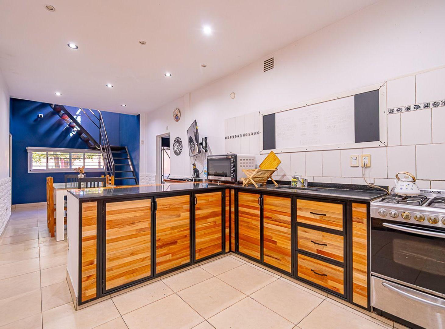 Foto de VENTA CASA 7 AMB RESTAURADA PILETA FONDO Y GARAGE, imagen 2