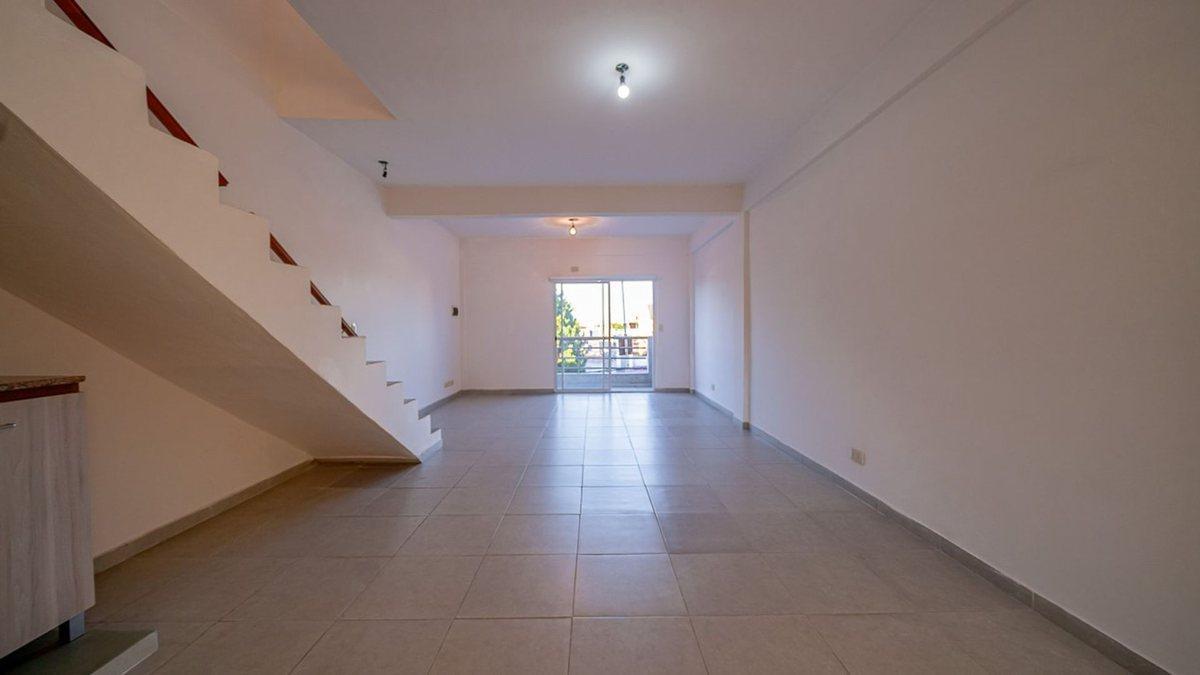 Foto de VENTA DEPTO DUPLEX VILLA SARMIENTO BALCON TERRAZA, imagen 2