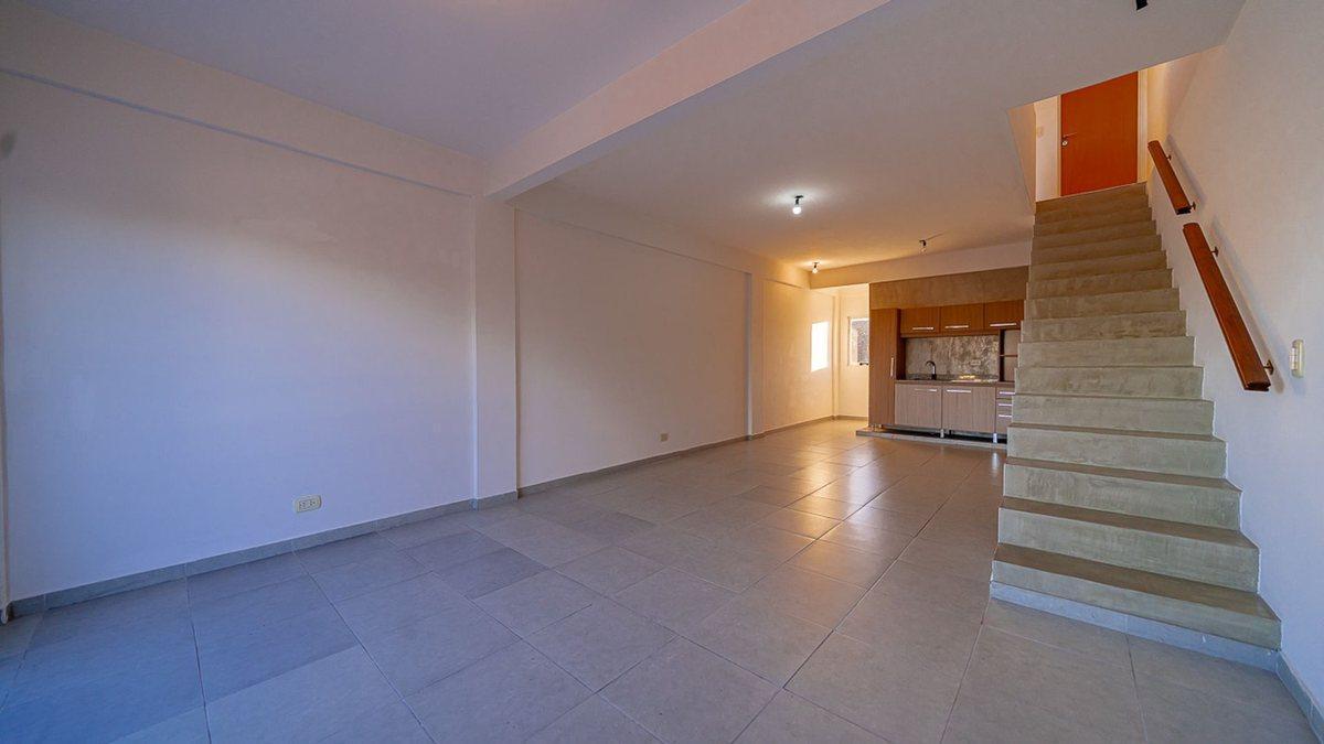 Foto de VENTA DEPTO DUPLEX VILLA SARMIENTO BALCON TERRAZA, imagen 5