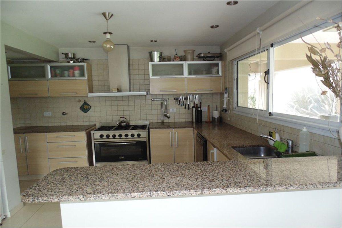 Foto de VENTA CASA 5 AMBIENTES CON PISCINA APTO CREDITO, imagen 3