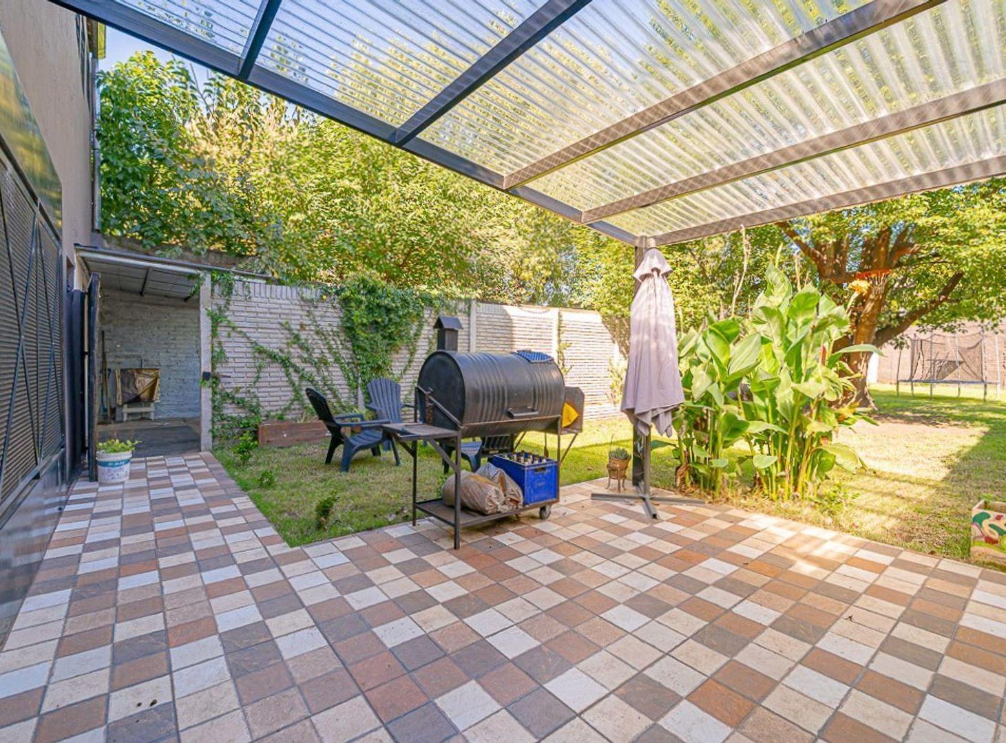 Foto de VENTA CASA 7 AMB RESTAURADA PILETA FONDO Y GARAGE, imagen 1