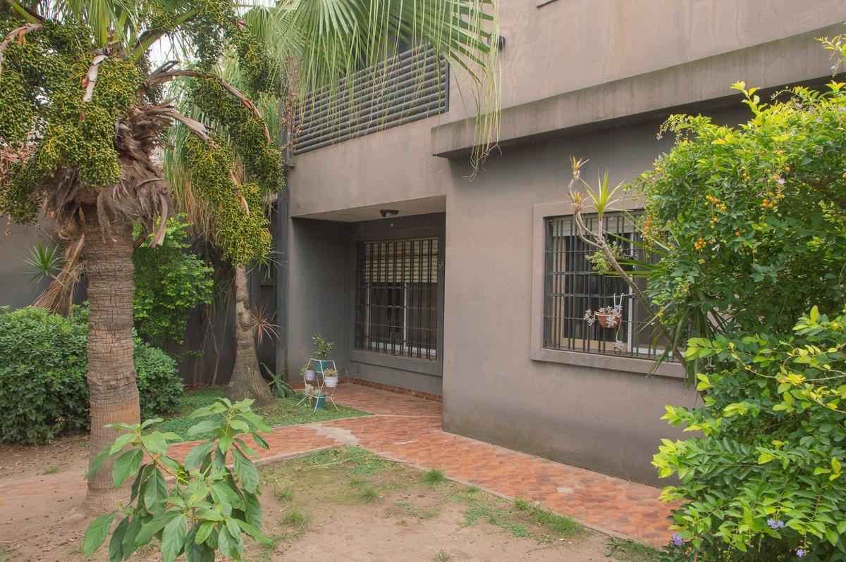 Foto de CASA EN VENTA DOS PLANTAS 4 AMB CASTELAR COCHERA, imagen 1
