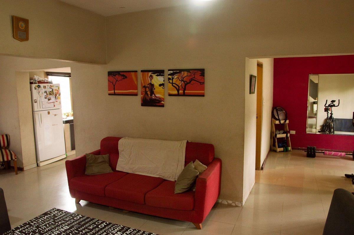 Foto de CASA EN VENTA DOS PLANTAS 4 AMB CASTELAR COCHERA, imagen 3
