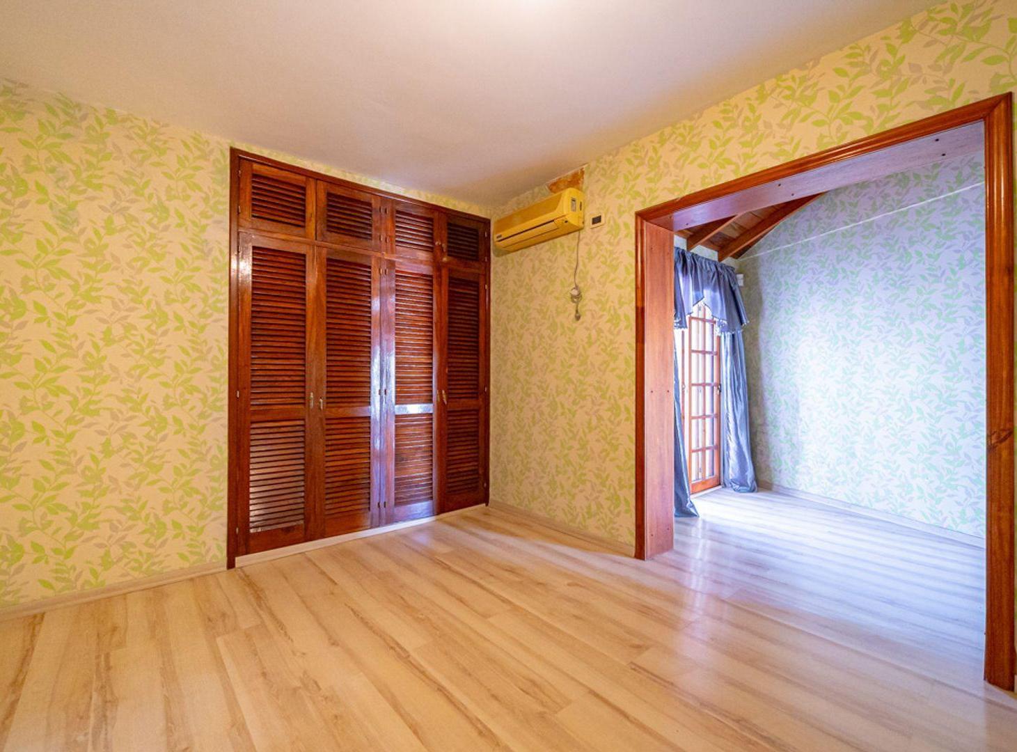 Foto de CASA VENTA 6 AMBIENTES HAEDO CON PATIO Y COCHERA, imagen 2