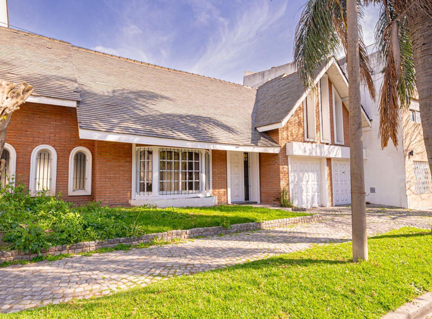 Foto de CASA VENTA 6 AMBIENTES HAEDO CON PATIO Y COCHERA, imagen 3