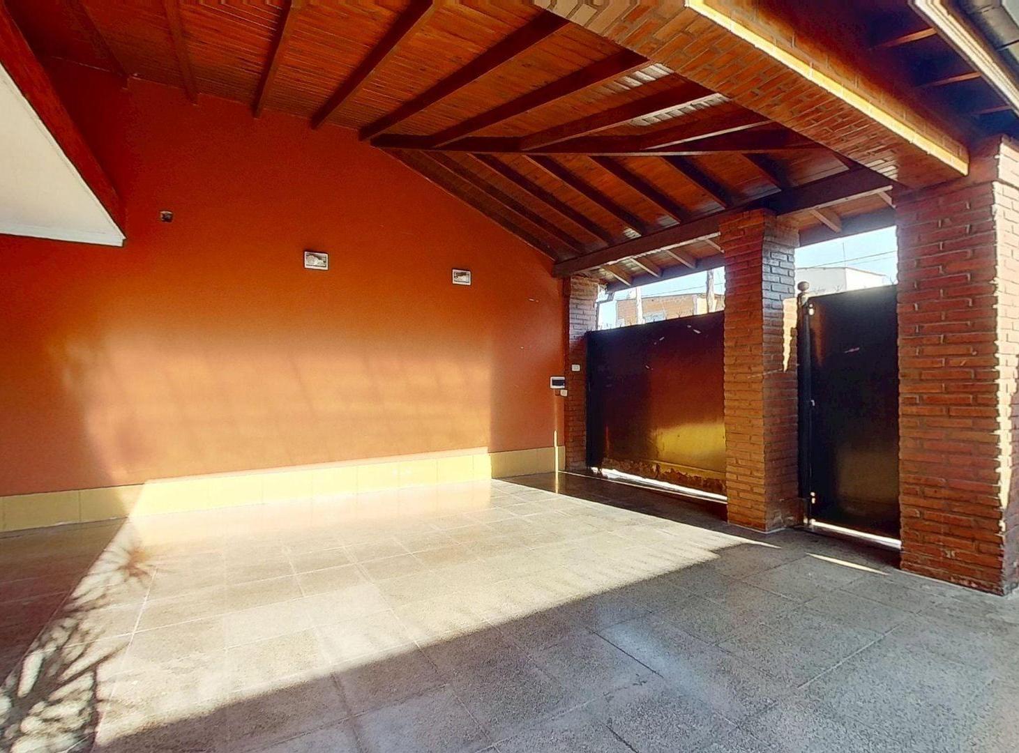 Foto de CHALET EN VENTA 6 AMBIENTES LA TABLADA, imagen 2