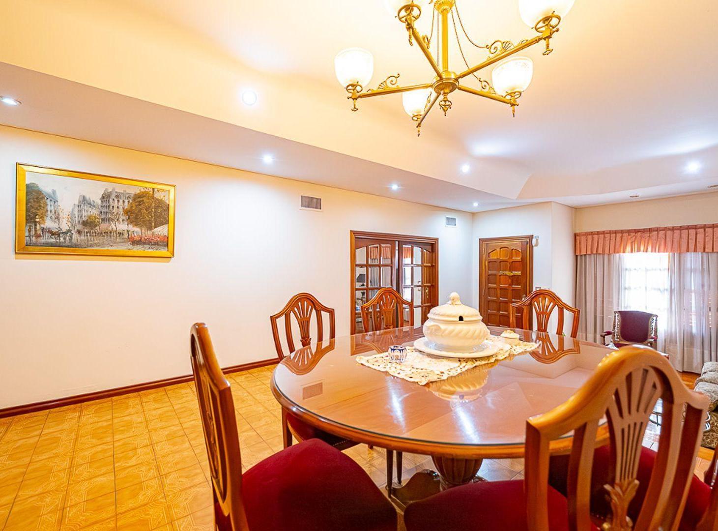 Foto de VENTA DOS CASAS EN PLENO CENTRO DE VALENTIN ALSINA, imagen 1