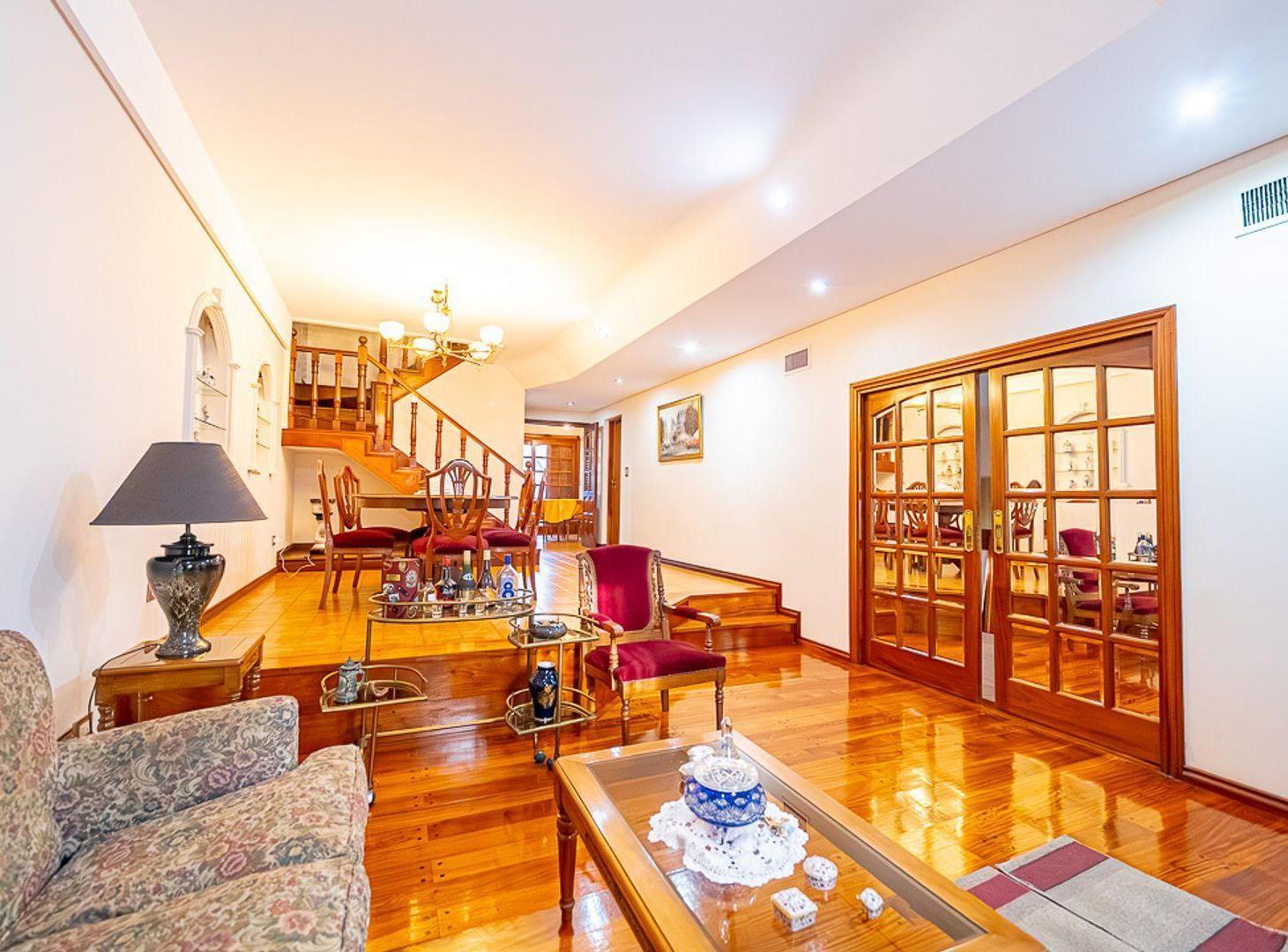 Foto de VENTA DOS CASAS EN PLENO CENTRO DE VALENTIN ALSINA, imagen 4