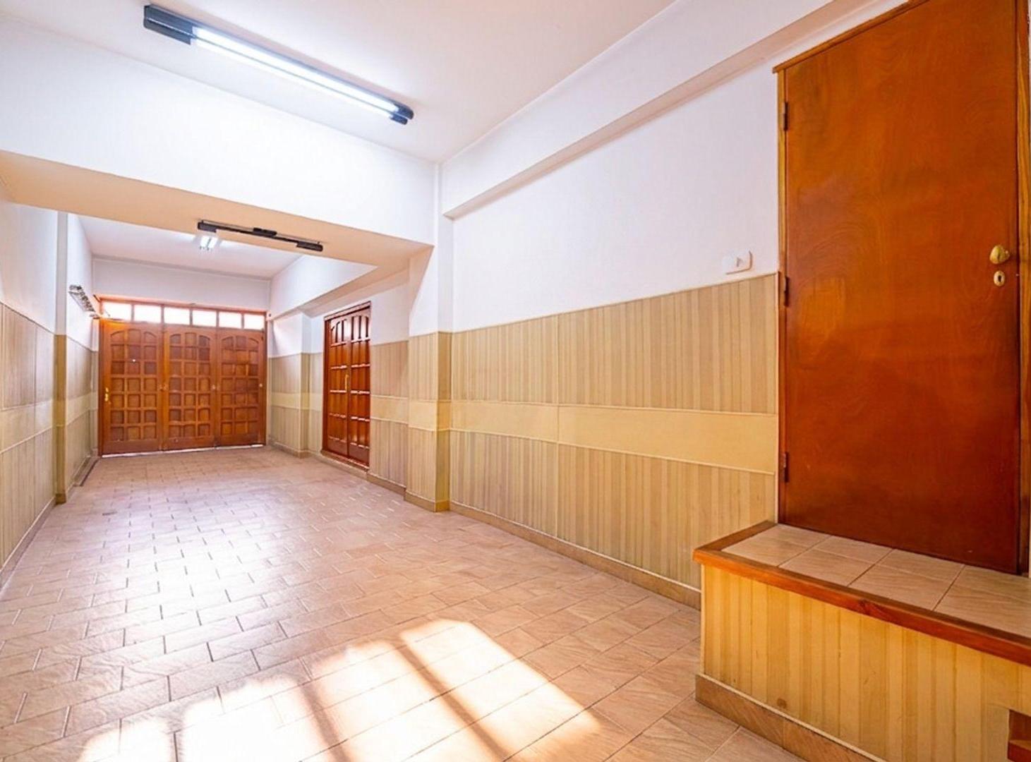 Foto de VENTA DOS CASAS EN PLENO CENTRO DE VALENTIN ALSINA, imagen 3