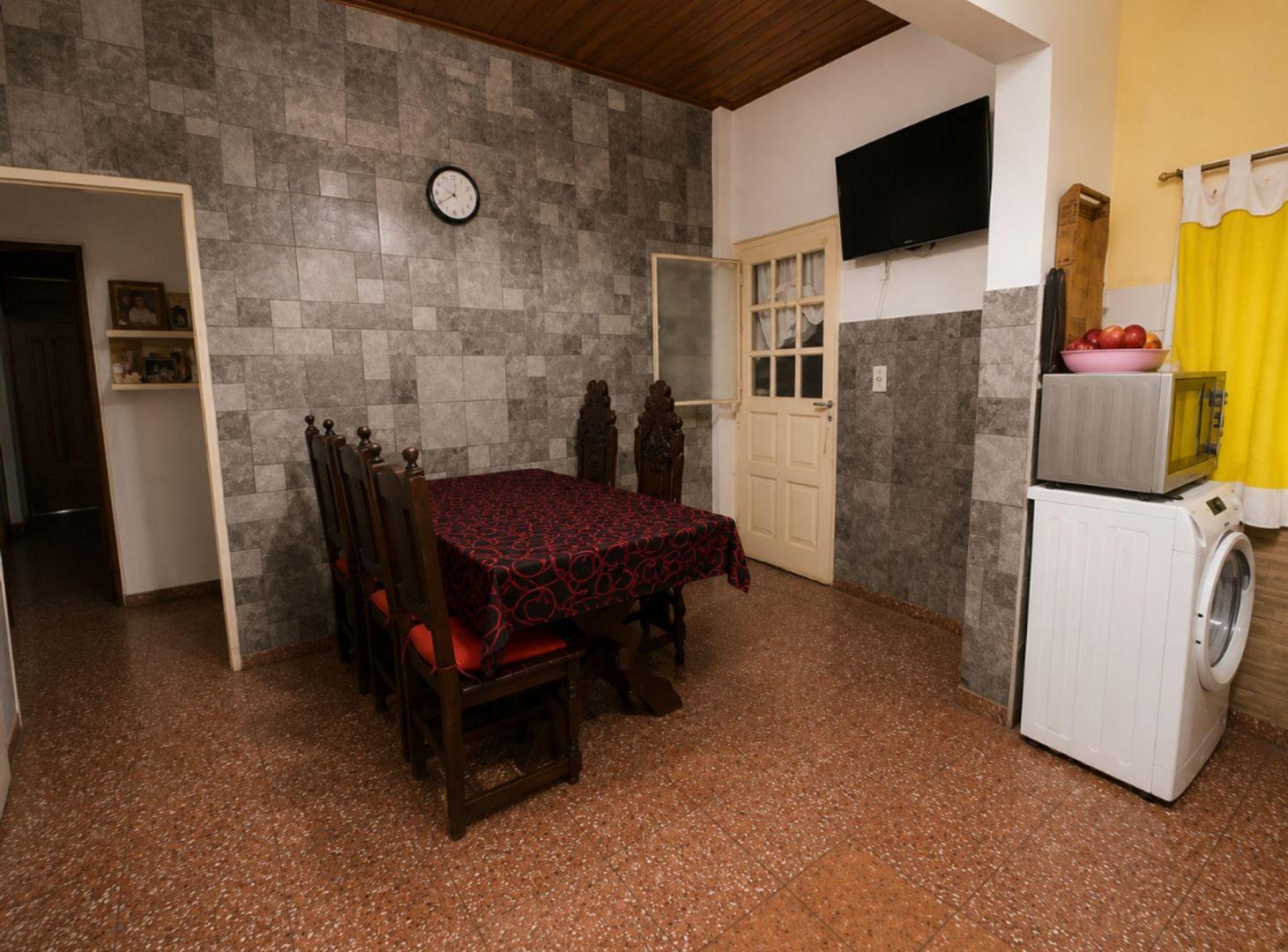 Foto de VENTA CASA 3 AMBIENTES MORON Y DEPTO 2 AMB PATIO, imagen 1