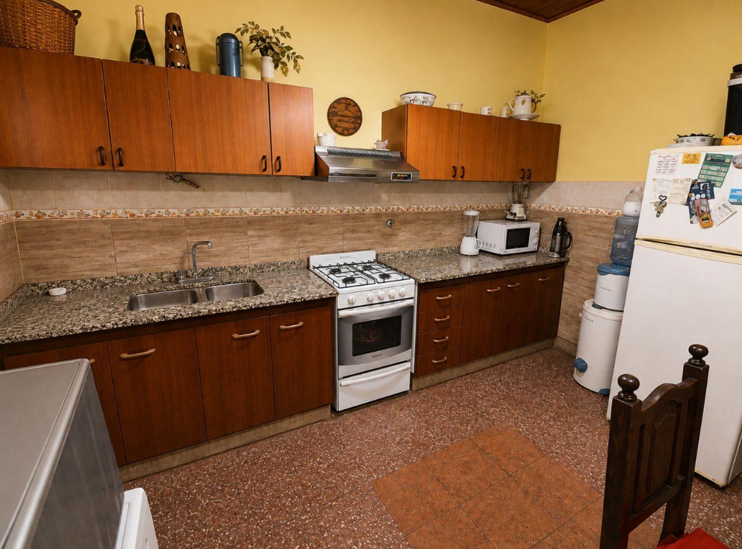 Foto de VENTA CASA 3 AMBIENTES MORON Y DEPTO 2 AMB PATIO, imagen 3