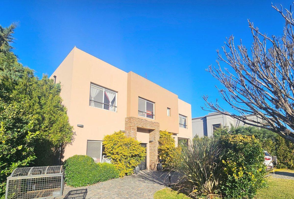 CASA 5 AMBIENTES EN VENTA EN LA CESARINA PILETA