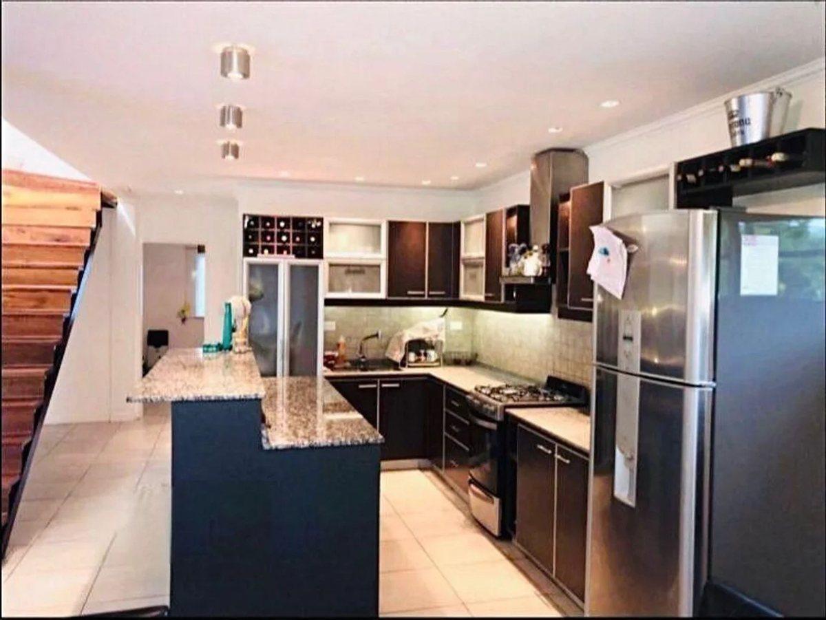 Foto de CASA VENTA VILLA LUZURIAGA CON PARQUE Y PILETA, imagen 4
